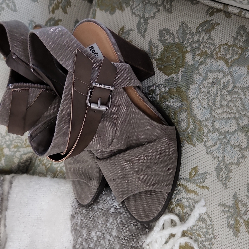 Heeled sandals by Hot Rated